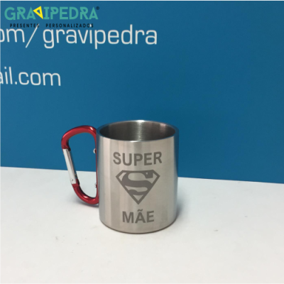 Caneca de metal prateada com pega vermelha e gravação SUPER MÃE