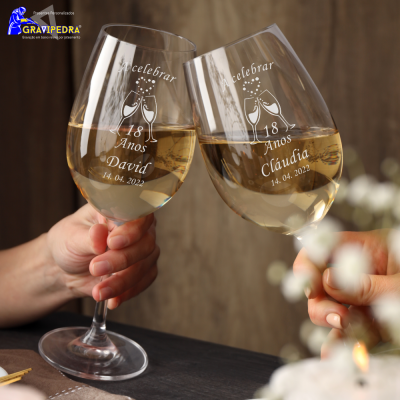 Dois copos de vinho personalizados com gravação celebrando 18 anos de David e Cláudia