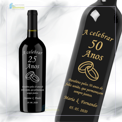 Duas garrafas de vinho preto com rótulos comemorativos dourados com textos e imagens de alianças