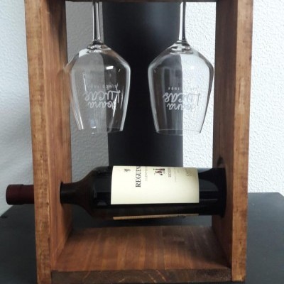 Suporte de madeira com garrafa de vinho e duas taças penduradas