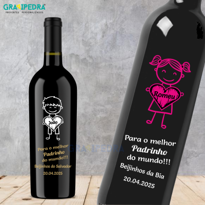 Duas garrafas de vinho tinto com etiquetas personalizadas para padrinhos, com ilustrações de menino e menina e texto em cores contrastantes.