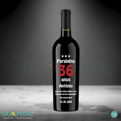 Garrafa de vinho preta com rótulo personalizado de aniversário em português