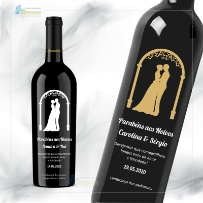 Garrafa de vinho tinto com etiqueta personalizada de casamento preta com silhueta de casal e texto comemorativo em português