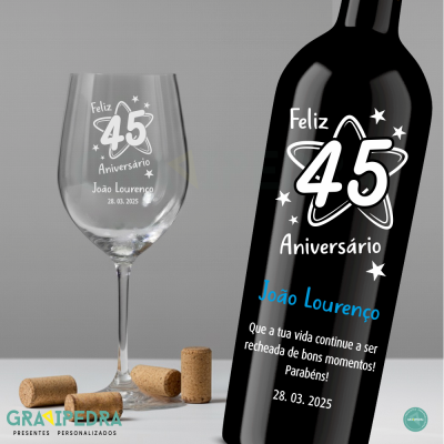 Taça de vinho e garrafa personalizadas com mensagem de aniversário 45.º em fundo cinzento.