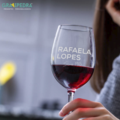 Copo de vinho personalizado com texto branco