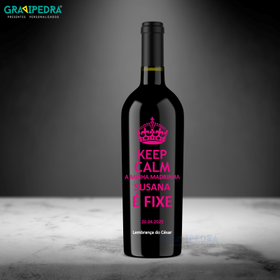 Garrafa de vinho preta com texto rosa personalizada para madrinha num fundo cinzento