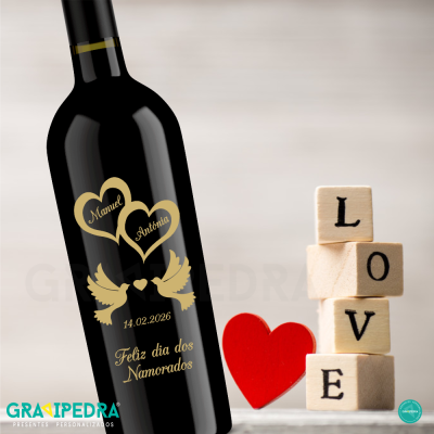 Garrafa de vinho personalizada para Dia dos Namorados com elementos de amor e cubos LOVE