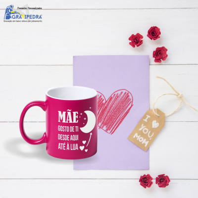Caneca rosa com mensagem para mãe, cartão lilás com coração vermelho, etiqueta 'I ♥ YOU MOM' e pequenas flores vermelhas