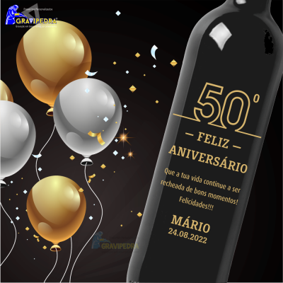 Garrafa de vinho preta com rótulo dourado comemorativo de 50º aniversário e balões dourados e prateados