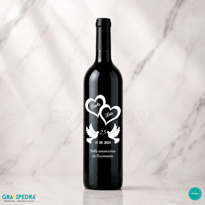 Garrafa de vinho preta personalizada para aniversário de casamento com corações e pombas brancas.