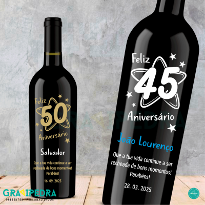 Garrafas de vinho personalizadas para aniversários com textos e decoração de estrelas