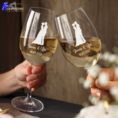 Dois copos de vinho com vinho branco e decoração personalizada de casal e texto