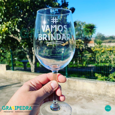 Copo de vinho transparente com texto 