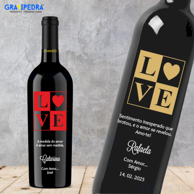 Garrafa de vinho tinto personalizada com rótulo preto e vermelho e texto branco