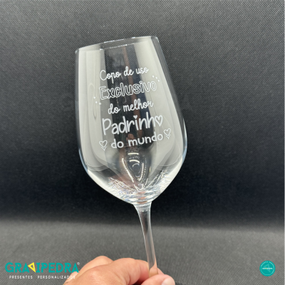 Copo de vidro transparente com texto personalizado para padrinho em fundo cinza escuro