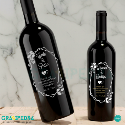 Duas garrafas de vinho personalizadas com rótulos com nomes e datas