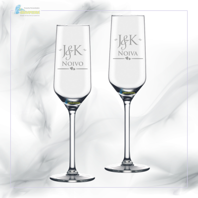 Duas taças de champanhe gravadas para noivo e noiva