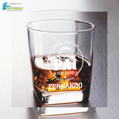 Copo de vidro com bebida e texto personalizado para pai com o nome Fernando.