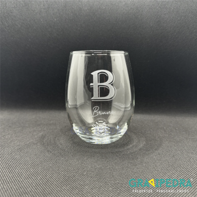 Copo de vidro com gravação 'B Bruno' em fundo preto
