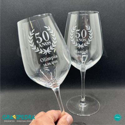 Dois copos de vidro de vinho personalizados para 50 anos com nomes e data