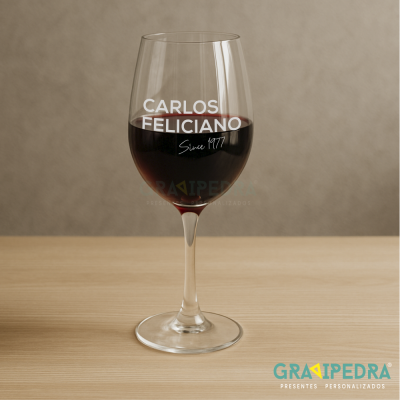 Copo de vinho tinto com nome Carlos Feliciano e texto Since 1777