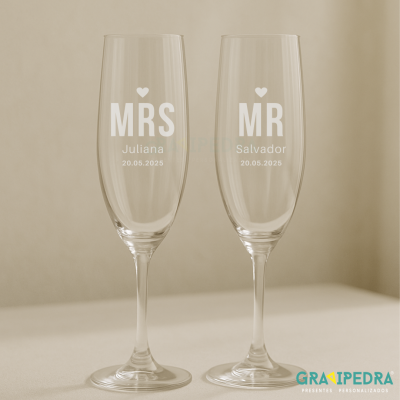 Dois copos de champanhe personalizados com os textos MRS Juliana e MR Salvador