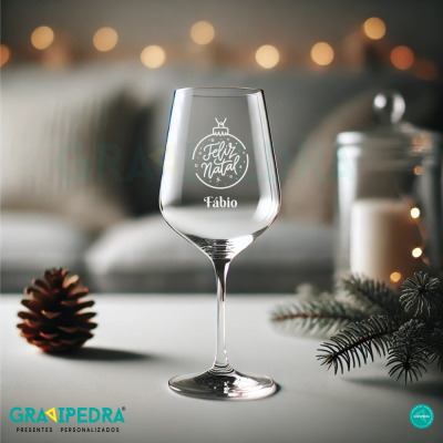Taça de vinho personalizada com mensagem de Natal num ambiente decorativo