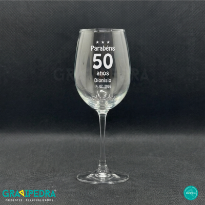 Copo de vidro para vinho personalizado com texto de aniversário