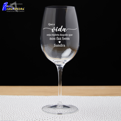 Copo de vinho transparente com gravação personalizada em branco