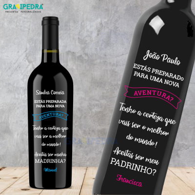 Garrafa de vinho preta personalizada com texto colorido para convite de madrinha e padrinho