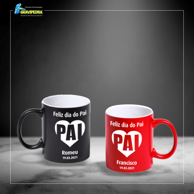 Duas canecas para o Dia do Pai, preta e vermelha, com nomes e datas personalizadas