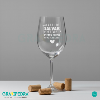 Copo de vidro para vinho com frase em português e rolhas de cortiça