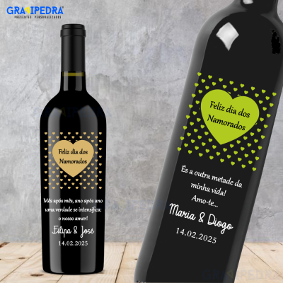 Garrafa de vinho com rótulo preto e amarelo, mensagem de dia dos namorados personalizada.