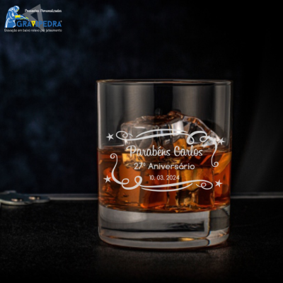 Copo de vidro com bebida e gravação personalizada para aniversário