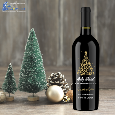 Garrafa de vinho natalícia com árvores de Natal e ornamentos decorativos