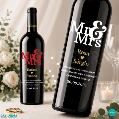 Duas garrafas de vinho personalizadas para casais, decoradas com texto e data, em fundo de flores e velas.