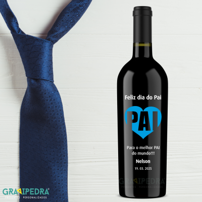 Garrafa de vinho tinto personalizada com mensagem em português e gravata azul ao lado