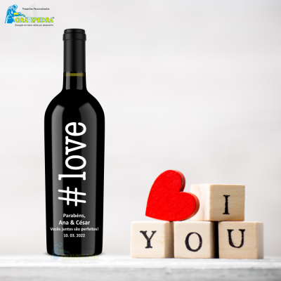 Garrafa de vinho preta com rótulo #love e blocos de madeira com letras e coração vermelho