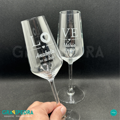 Duas taças de vidro personalizadas com nomes e datas gravadas em branco