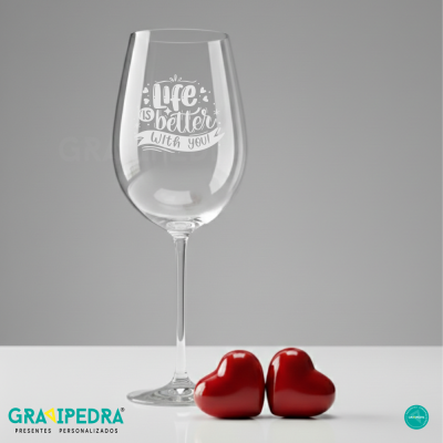 Copo de vinho transparente com texto branco e dois corações vermelhos