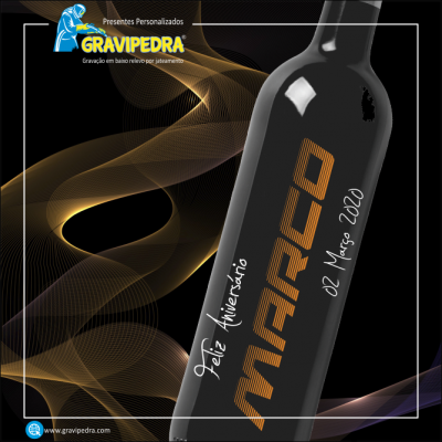 Garrafa preta com gravação personalizada de aniversário e logotipo GRAVIPEDRA