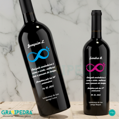 Duas garrafas de vinho tinto com rótulos personalizados e mensagens de amizade em fundo claro