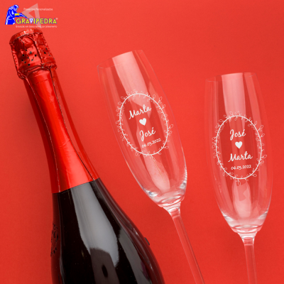 Garrafa de champanhe e duas taças personalizadas com nomes e data em fundo vermelho