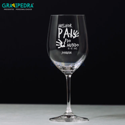 Taça de vinho transparente com texto branco e desenhos de mãos