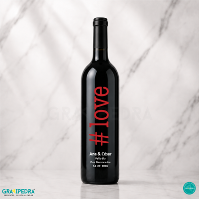 Garrafa de vinho tinto com etiqueta personalizada #love e mensagem para dia dos namorados