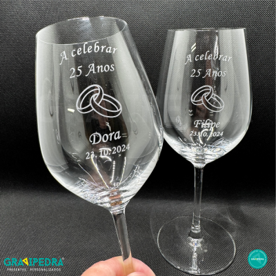 Dois copos de vinho de vidro gravados a celebrar 25 anos com nomes e data