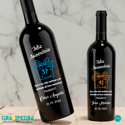 Duas garrafas de vinho tinto com rótulos personalizados de aniversário sobre mesa clara e fundo de mármore