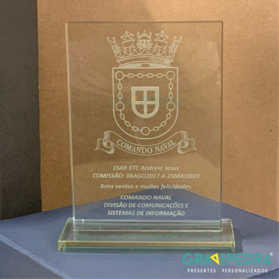 Placa de vidro gravada com brasão e texto do Comando Naval sobre base de vidro