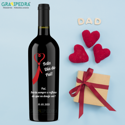 Garrafa de vinho com texto personalizado e corações e caixa de presente
