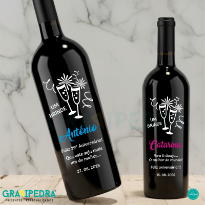 Duas garrafas de vinho tinto com rótulos personalizados para aniversário, uma com o nome António e outra com o nome Catarina.